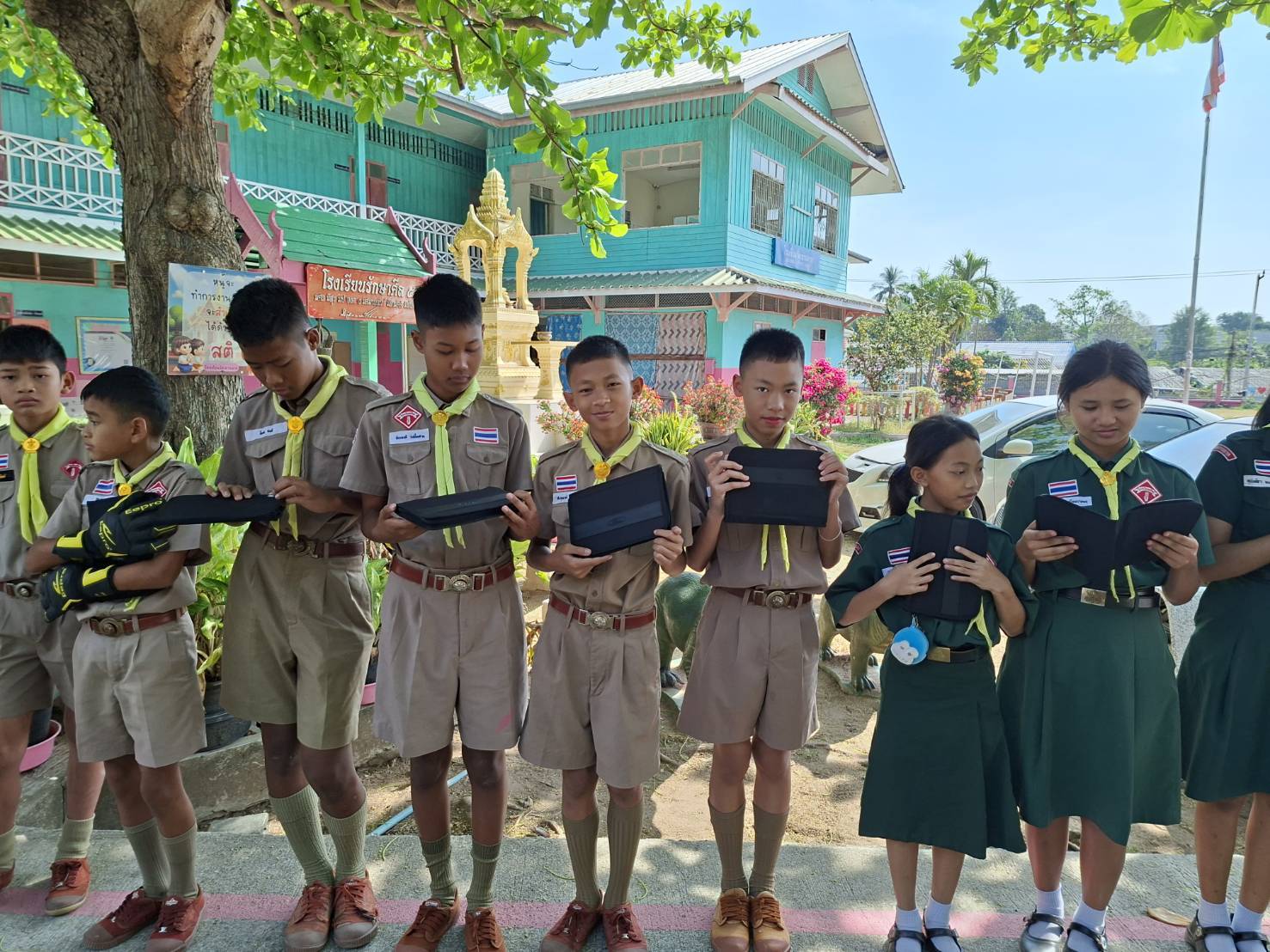 โรงเรียนวัดเขาฉลาก ขอขอบพระคุณเป็นอย่างสูง เฮียตี๋ ผู้มีจิตศรัทธา ที่ได้เมตตาบริจาคกระเป๋าใส่เอกสาร