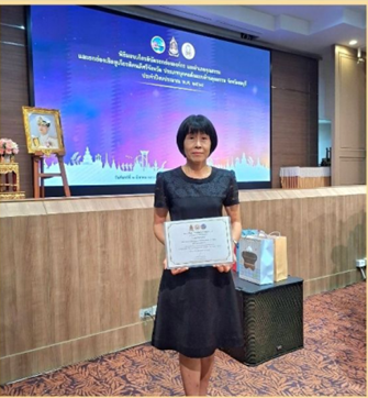 ผู้อำนวยการโรงเรียนวัดเขาฉลาก รับรางวัลองค์กรคุณธรรม จังหวัดชลบุรี ประจำปี 2569
